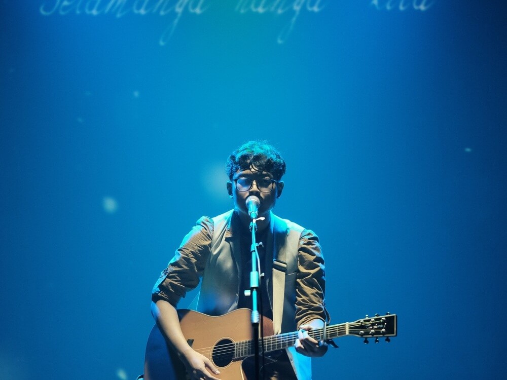 Fabian ketika manggung di konser bertajuk “Surat” tahun 2017